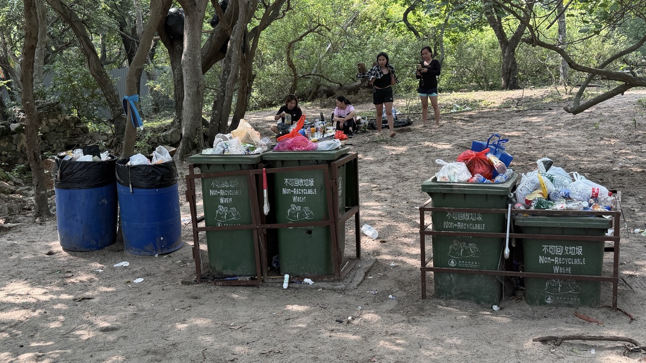 浪茄灣沙灘上的垃圾